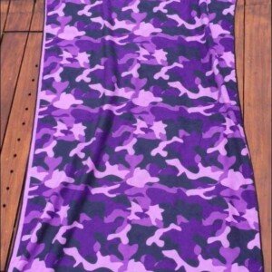 TOALLA 1.50 X 80CM CAMUFLADO MORADO.